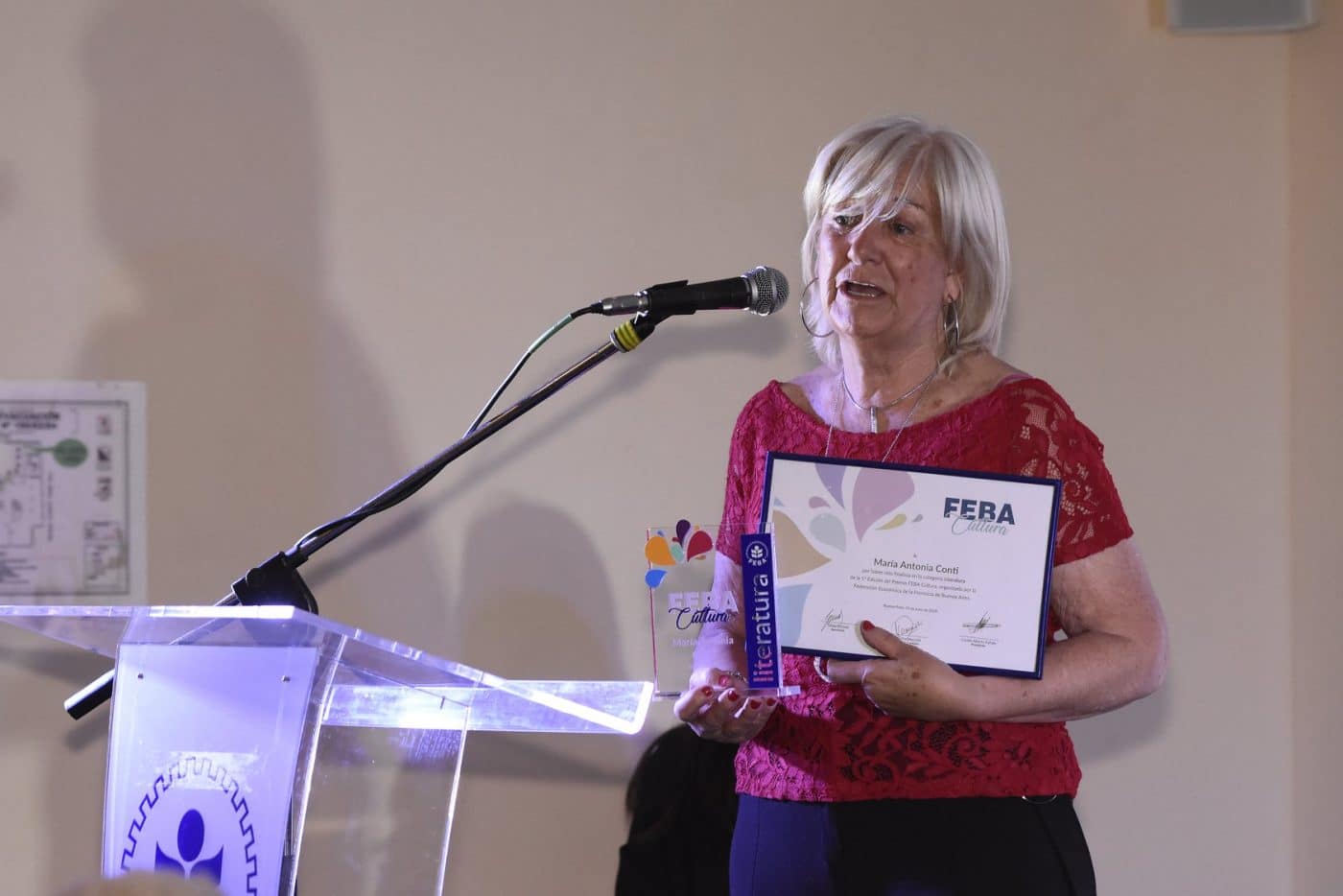 Maria Antonia Conti recibe el premio de literatura